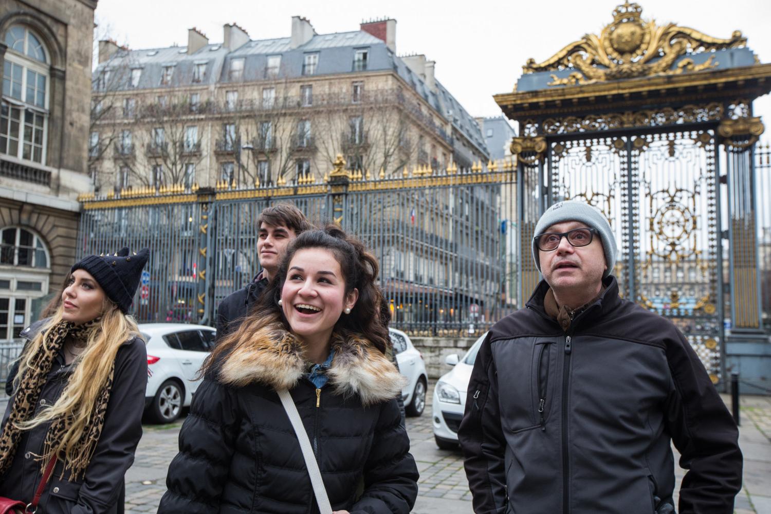 <a href='http://czdw.ngskmc-eis.net'>博彩网址大全</a> French Professor Pascal Rollet leads students on a study tour in Paris.